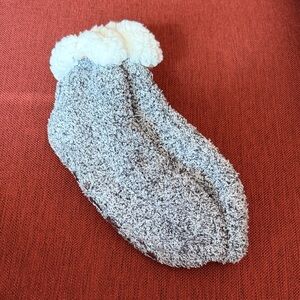 BRAND NEW Muk Luks Cozy Gray / White Quilted Knit Plush Socks / Slippers